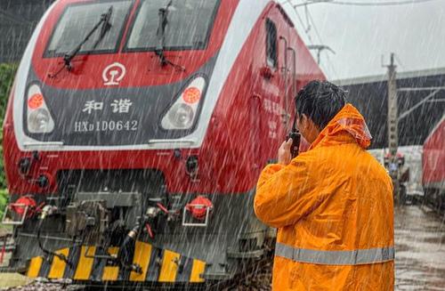 衢州强降雨致农田被淹，多趟列车滞留, 你怎么看「降雨 火车晚点」 期货新闻